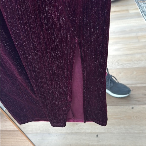 Elegant Burgundy Velvet Dress - Picture 5 of 7